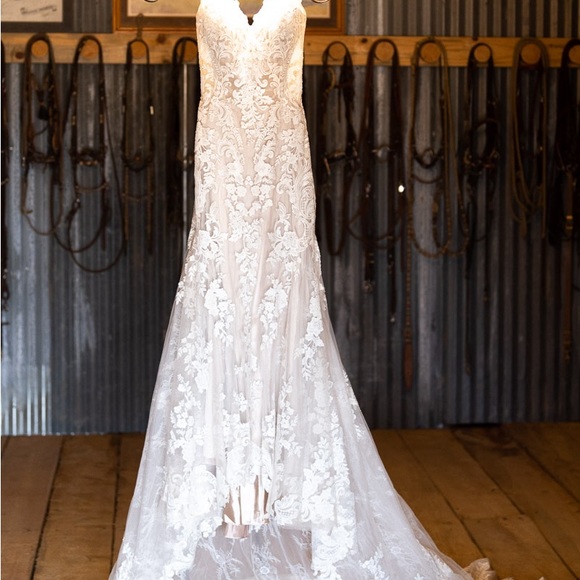 Allure Lace Wedding Dress style 9854 - Picture 9 of 10